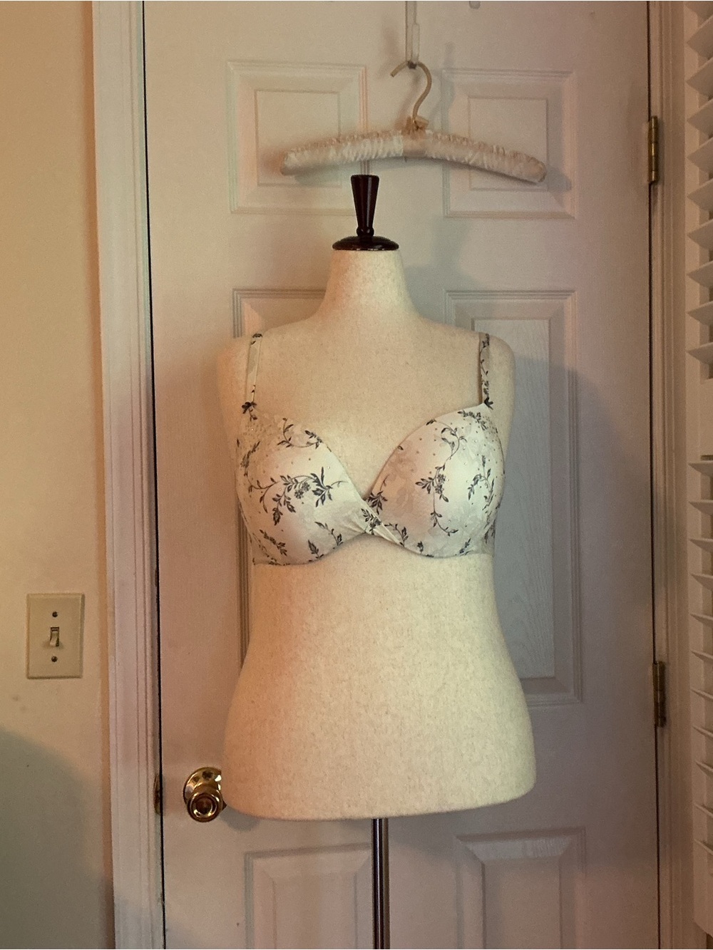 38D Victoria’s Secret bra